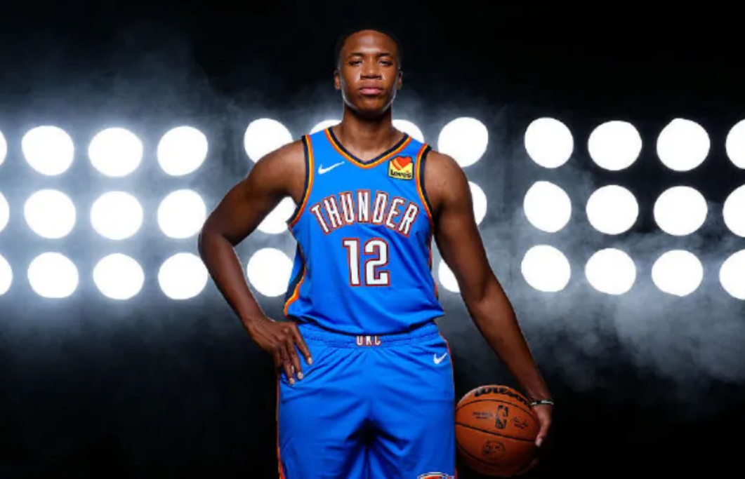 突然撕裂前交叉韧带！潜力内线赛季报销，3年连续3个！